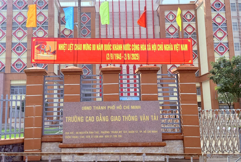 Trước trụ sở của các cơ quan, trường học, doanh nghiệp, siêu thị... trên địa bàn TP. Hồ Chí Minh treo cờ, băng rôn, khẩu hiệu chào mừng 80 năm Quốc khánh 2/9. Ảnh: Thanh Minh