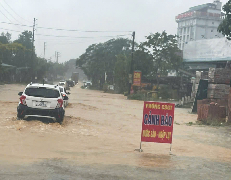 Quốc lộ 15 có đoạn ngập sâu, giao thông chia cắt
