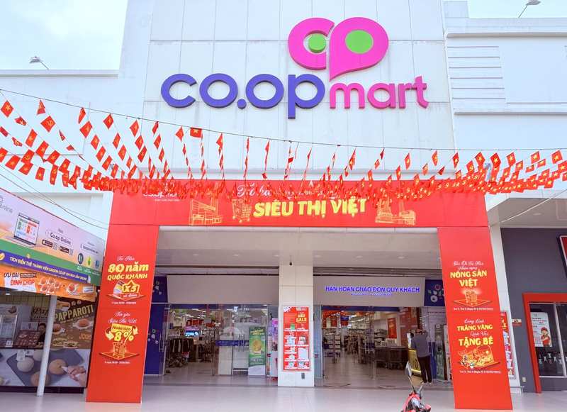 Trước trụ sở của các cơ quan, trường học, doanh nghiệp, siêu thị... trên địa bàn TP. Hồ Chí Minh treo cờ, băng rôn, khẩu hiệu chào mừng 80 năm Quốc khánh 2/9. Ảnh: Thanh Minh