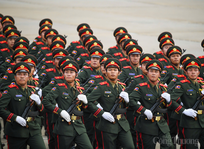 Khối quân đội Lào tiến vào lễ đài
