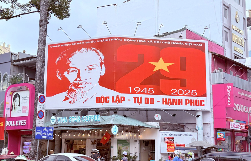 Pano cỡ lớn chào mừng 80 năm Quốc khách 2/9 trên tuyến đường trung tâm TP. Hồ Chí Minh. Ảnh: Thanh Minh