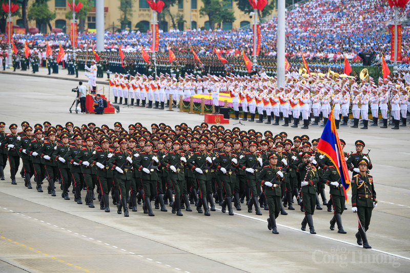 Khối quân đội Lào là lực lượng vũ trang chủ lực của cách mạng Lào. Trong các cuộc đấu tranh giải phóng dân tộc, quân đội hai nước Việt Nam và Lào luôn kề vai sát cánh chiến đấu, chiến thắng kẻ thù xâm lược