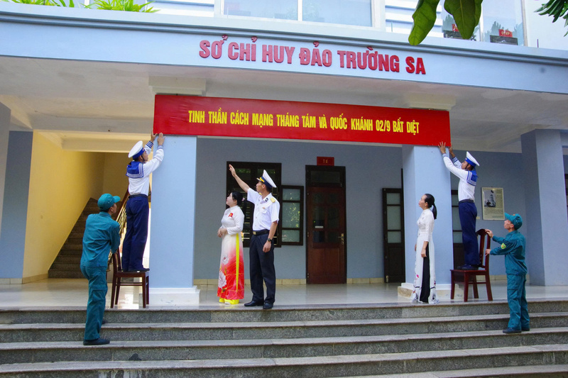Cán bộ, chiến sĩ nhân dân căng khẩu hiệu chào mừng đại lễ Quốc khánh 2/9. Ảnh: HQ