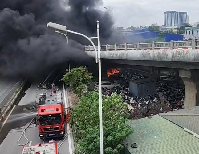 Khói đen bao trùm cả khu vực cầu Vĩnh Tuy. Ảnh: Đại Thanh