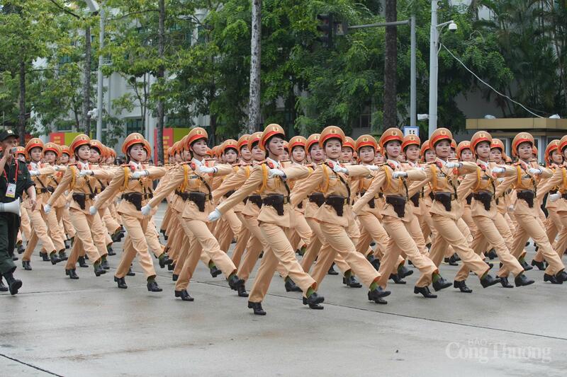 Bước đi uyển chuyển nhưng không kém phần mạnh mẽ, khối nữ Cảnh sát giao thông mang đến hình ảnh rạng ngời đầy khí khách