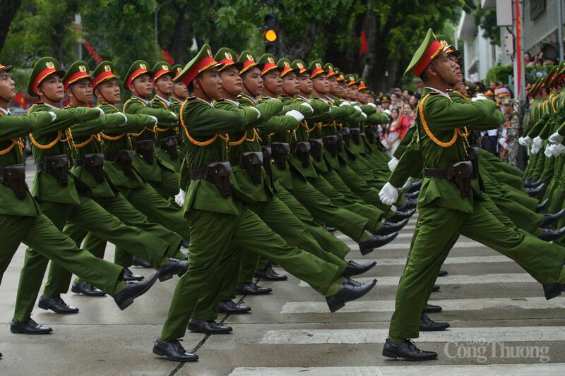 Khối công an diễu hành nghiêm trang thể hiện tinh thần trách nhiệm, nghiêm túc, niềm tự hào dân tộc