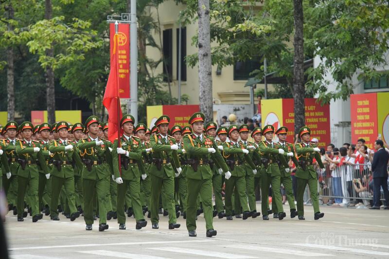 Khối Công an nhân dân đại diện cho lực lượng bảo vệ an ninh quốc gia tiến về quảng trường trong tiếng hò reo của nhân dân