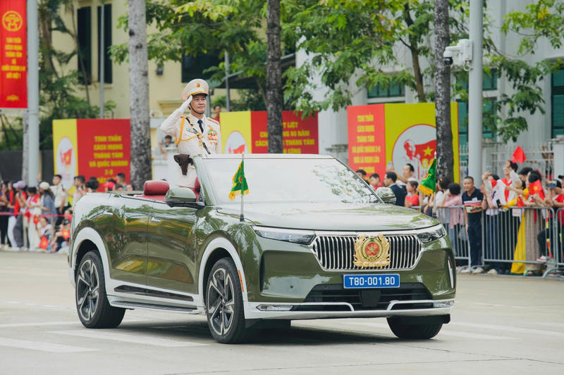 Xe chỉ huy Công an nhân dân dẫn đầu đội hình diễu binh qua lễ đài trong Lễ kỷ niệm 80 năm Cách mạng Tháng Tám và Quốc khánh 2/9.