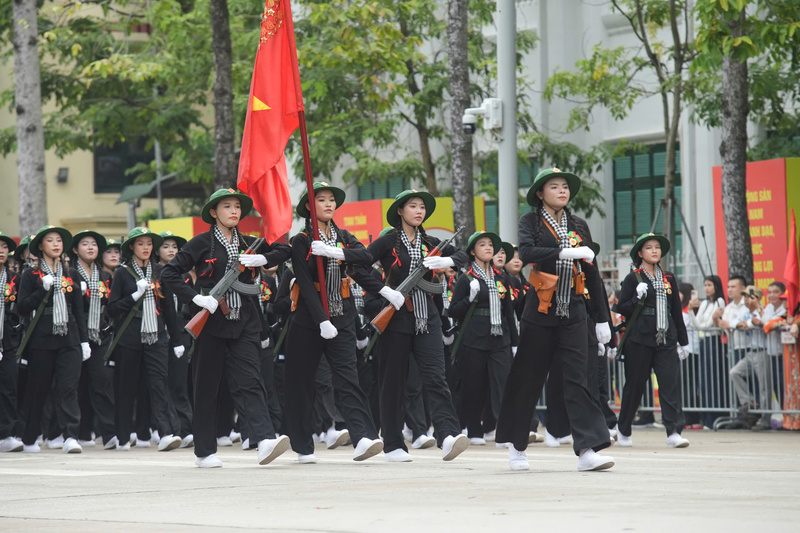 Bước chân của khối du kích trong lễ diễu binh không chỉ nhắc nhớ một thời oanh liệt mà còn tôn vinh truyền thống "toàn dân đánh giặc" của dân tộc Việt Nam.