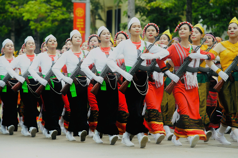 Hình ảnh khối nữ dân quân trong trang phục truyền thống của các dân tộc thiểu số bước đều theo nhịp, không chỉ thể hiện vẻ đẹp văn hóa đa dạng mà còn khẳng định vai trò và tinh thần sẵn sàng chiến đấu, bảo vệ Tổ quốc của đồng bào các dân tộc miền núi