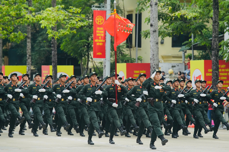 Khối Cảnh sát cơ động bước đều tăm tắp, đội hình ngay ngắn, thể hiện khí thế oai phong, kỷ luật và sức mạnh chính quy, hiện đại.