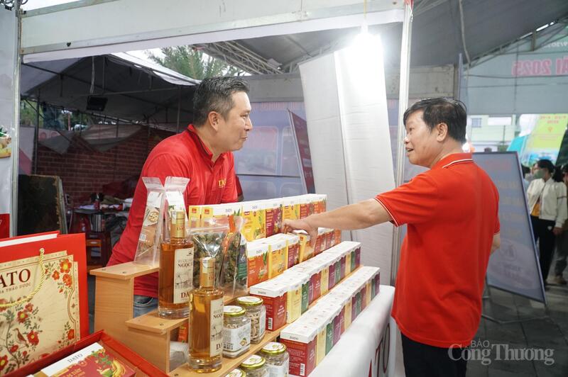 Tỉnh Quảng Ngãi sẽ đẩy mạnh kết nối các vùng nguyên liệu, sản xuất khu vực phía Tây với các doanh nghiệp chế biến sâu, phân phối, tiêu thụ sản phẩm khu vực phía Đông để tạo chuỗi liên kết từ sản xuất, chế biến đến tiêu dùng