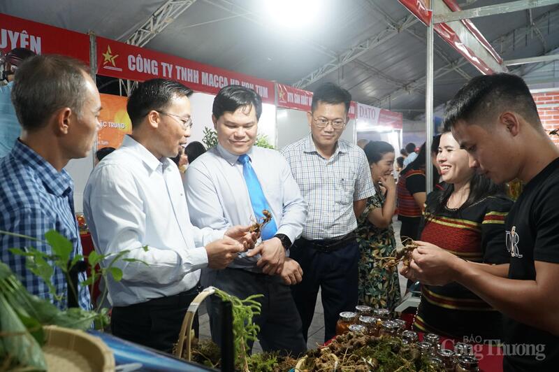 Phó Chủ tịch UBND tỉnh Quảng Ngãi Trần Phước Hiền và Giám đốc Sở Công Thương tỉnh Nguyễn Thanh Mân tham quan các gian hàng đến từ khu vực phía Tây tỉnh tại Hội chợ Công Thương và OCOP Quảng Ngãi năm 2025