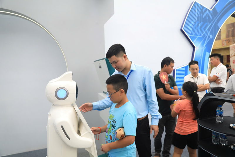 Trẻ em hào hứng tương tác với robot thông minh tại khu trải nghiệm công nghệ trong không gian Truyền thống và sáng tạo Hà Nội