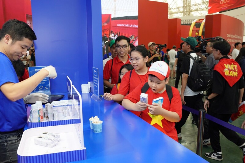 Nhiều em nhỏ thích mê khi được thưởng thức thêm các sản phẩm mới của hiệu sữa quen thuộc mà các em uống mỗi ngày. Ảnh: Vi Nam