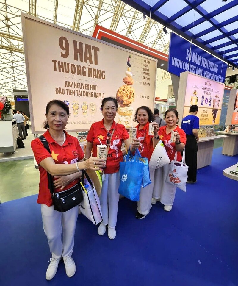 Các sản phẩm sữa thực vật không chứa lactose, không chất bảo quản, không thuốc diệt cỏ Glyphosate và được sản xuất với công nghệ xay nguyên hạt để giữ trọn dinh dưỡng của Vinamilk được giới thiệu đến mọi người. Ảnh: Vi Nam