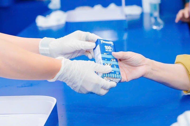 “Từ khi hình thành và suốt gần 50 phát triển Vinamilk luôn xác định sứ mệnh của mình là "Chăm sóc". Chúng tôi chăm sóc cho người dân bằng sản phẩm dinh dưỡng tốt nhất, đạt chuẩn quốc tế”, ông Nguyễn Quang Trí, Giám đốc Điều hành Marketing Vinamilk, khẳng định. Ảnh: Vi Nam