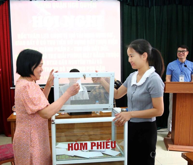 Người dân bốc thăm lựa chọn vị trí tái định cư trên địa bàn phường Ngô Quyền, TP. Hải Phòng
