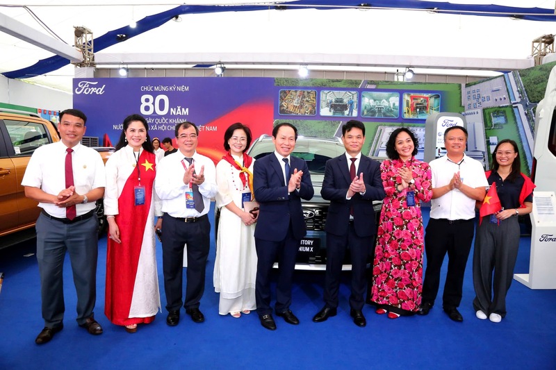 Lãnh đạo TP. Hải Phòng tham dự tại triển lãm. Ảnh: Đỗ Hiền