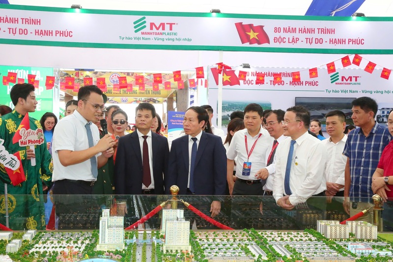 Lãnh đạo TP. Hải Phòng cùng các đại biểu tại triển lãm. Ảnh: Đỗ Hiền