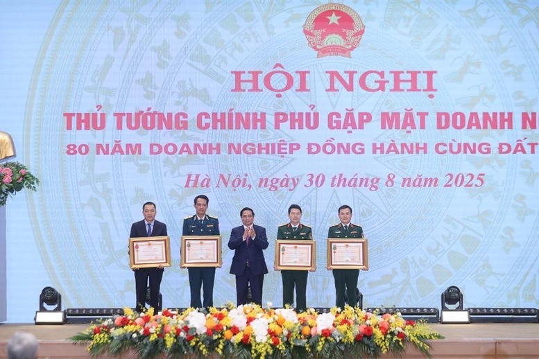 Thủ tướng trao tặng Huân chương Quân công hạng Nhất, hạng Nhì và Huân chương Lao động hạng Nhì cho 4 doanh nghiệp có thành tích vượt trội (Tập đoàn Viettel, MB Bank, Binh đoàn 18 Bộ Quốc phòng và Tập đoàn EVN) - Ảnh: VGP/Nhật Bắc