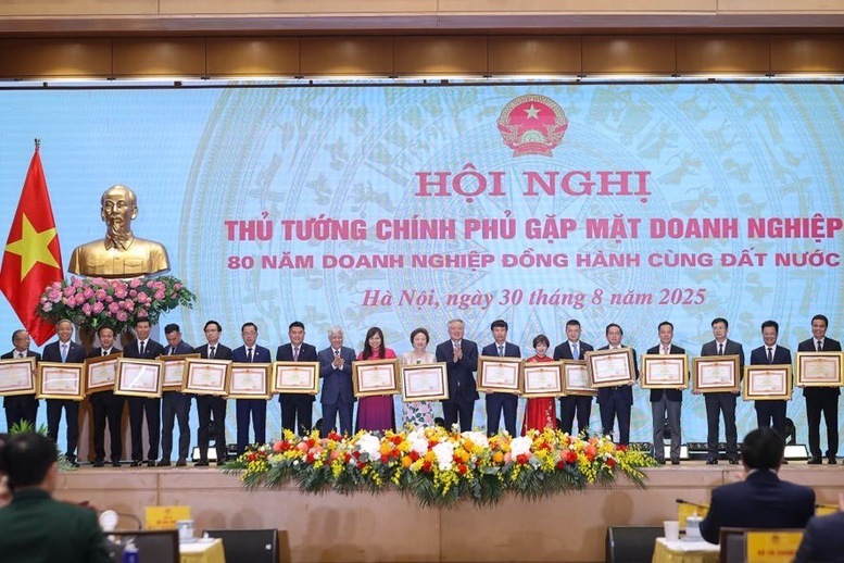 Chủ tịch Ủy ban Trung ương MTTQ Việt Nam Đỗ Văn Chiến và Phó Thủ tướng Thường trực Nguyễn Hòa Bình trao các hình thức khen thưởng cho các doanh nghiệp tiêu biểu - Ảnh: VGP/Nhật Bắc