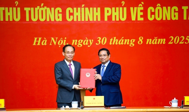 Thủ tướng Phạm Minh Chính trao quyết định tiếp nhận đồng chí Lê Hoài Trung, Bí thư Trung ương Đảng, Chánh Văn phòng Trung ương Đảng, về công tác tại Bộ Ngoại giao, giao Quyền Bộ trưởng Bộ Ngoại giao - Ảnh: VGP/Nhật Bắc