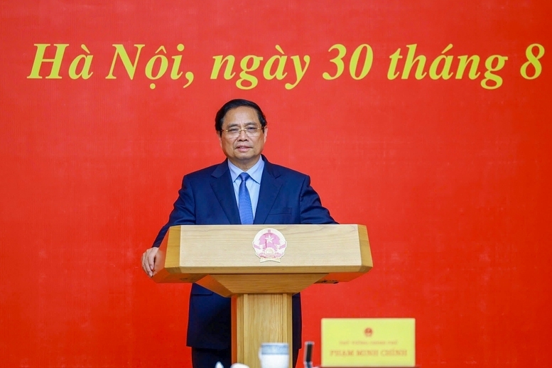 Thủ tướng đề nghị đồng chí Quyền Bộ trưởng Lê Hoài Trung, tập thể lãnh đạo Bộ Ngoại giao tiếp tục phát huy vai trò tiên phong, trọng yếu, thường xuyên của đối ngoại trong kỷ nguyên mới, nỗ lực góp phần hoàn thành hai mục tiêu chiến lược 100 năm đã đề ra - Ảnh: VGP/Nhật Bắc