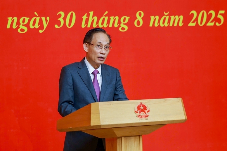 Quyền Bộ trưởng Bộ Ngoại giao Lê Hoài Trung cam kết sẽ cùng tập thể lãnh đạo, cán bộ, công chức, viên chức, người lao động của Bộ Ngoại giao nỗ lực hoàn thành tốt nhiệm vụ mà Đảng, Nhà nước, Chính phủ, Thủ tướng Chính phủ giao phó - Ảnh: VGP/Nhật Bắc