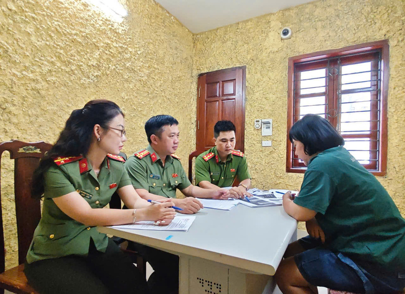 Đối tượng Phan Hạnh Thương tại cơ quan Công an. Ảnh: Công an TP Hà Nội