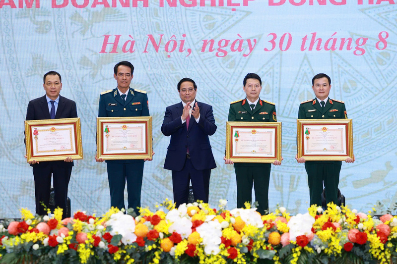 Thủ tướng Chính phủ trao Huân chương Bảo vệ Tổ quốc hạng Nhất tặng Ngân hàng Thương mại cổ phần Quân đội (MB).