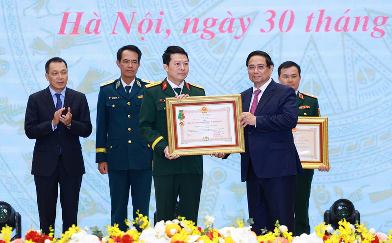 Thủ tướng Chính phủ Phạm Minh Chính trao Huân chương Bảo vệ Tổ quốc hạng Nhất tặng Ngân hàng Thương mại cổ phần Quân đội (MB).