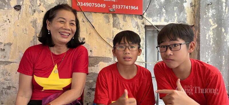 Cô Hậu cùng 2 con song sinh của chị Hằng