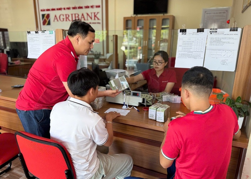 Đảm bảo tặng quà cho người dân dịp Quốc khánh, Agribank làm việc xuyên lễ - 3