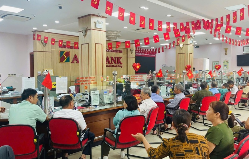 Các điểm giao dịch của Agribank thực hiện hỗ trợ người dân nhận quà tặng nhân dịp kỷ niệm 80 năm ngày Quốc Khánh 2/9