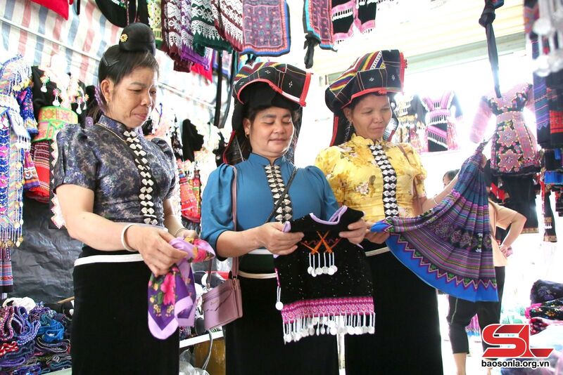 Phiên chợ Phiêng Khoài là nơi kinh doanh, mua bán nhiều sản phẩm đặc sắc của bà con đồng bào dân tộc (Ảnh: Báo Sơn La)