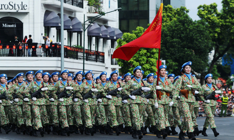 Khối nữ Gìn giữ hoà bình Việt Nam. Trong bộ quân phục chỉnh tề, hàng ngũ ngay ngắn, những nữ quân nhân mang đến hình ảnh vừa cứng rắn, vừa mềm mại, thể hiện bản lĩnh và kỷ luật thép của người lính.