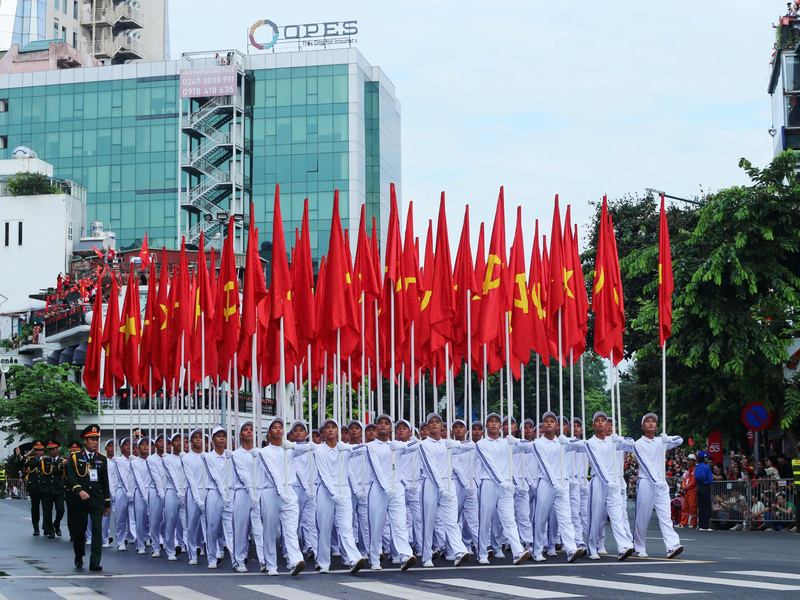 Khối cờ Đảng, cờ Tổ quốc đi đầu trong đoàn diễu binh, diễu hành trên đường phố Hà Nội