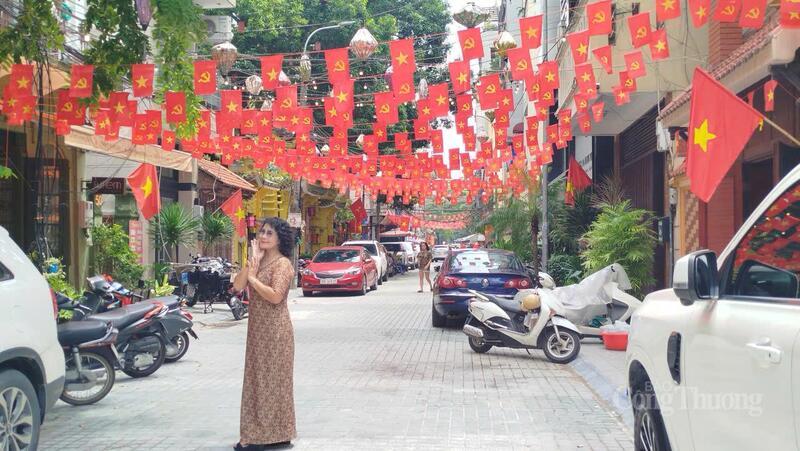 Phố ẩm thực đêm kết hợp đi bộ Đảo Ngọc - Ngũ Xã (nơi tiếp nối với phố Trúc Bạch) cũng được trang hoàng rực rỡ sắc đỏ.