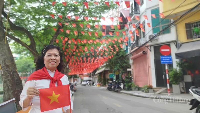 Cô Ngô Diệu Đinh (ở phường Hoàn Kiếm, TP Hà Nội) chia sẻ, khi biết tin tuyến phố Trúc Bạch treo nhiều cờ Tổ quốc đẹp mắt, ý nghĩa nên cô đã nhờ cháu gái chở ra khu vực này để chụp một vài tấm hình làm kỷ niệm.