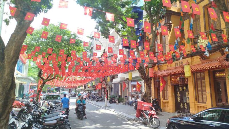 Khung cảnh rực rỡ tại phố Trúc Bạch (phường Ba Đình, TP Hà Nội).
