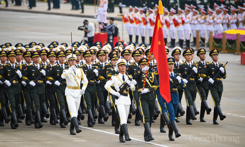 Khối quân đội Trung Quốc tiến vào lễ đài