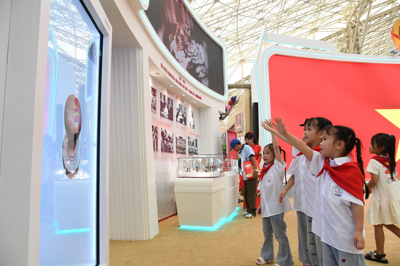 Không gian trưng bày của Văn phòng Chính phủ - 80 năm đồng hành cùng dân tộc. Ảnh: Hải Minh