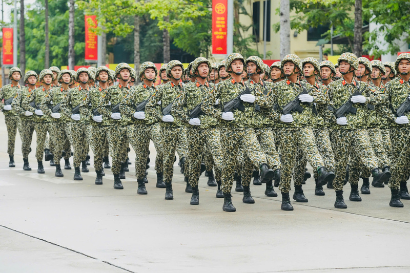 Khối Chiến sĩ Đặc công gây ấn tượng với đội hình oai phong, bước chân đồng đều, thể hiện khí phách, kỷ luật và sức mạnh của lực lượng tinh nhuệ, nổi tiếng với khả năng tác chiến linh hoạt, mưu trí.