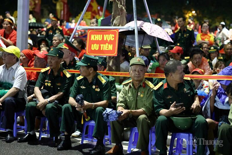 Hàng ghế đầu tiên ngoài lề đường đều dành cho các cựu chiến binh - những người có công, cống hiến trong chiến tranh, mang lại hòa bình cho đất nước