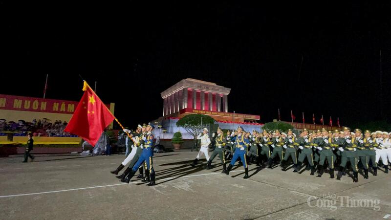 Các quân nhân Trung Quốc sải bước tập luyện trên Quảng trường Ba Đình. Đoàn quân nhân Trung Quốc là một trong 4 đoàn quân nhân nước ngoài, bao gồm Nga, Lào và Campuchia, tham gia lễ diễu binh, diễu hành 2/9.