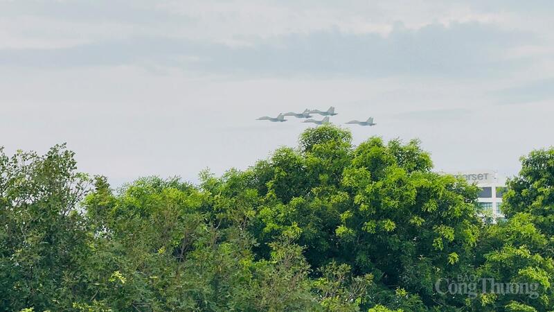 Trực thăng, tiêm kích tiếp tục bay lượn, thả bẫy nhiệt trên bầu trời Hà Nội - 5