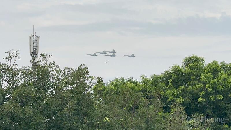 Biên đội Su-30MK2 bay qua khu vực Hồ Gươm, Hà Nội