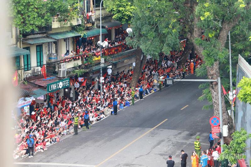 Khu vực quanh ngã tư Hàng Bài - Hàng Khay - Tràng Tiền - Đinh Tiên Hoàng chật kín người chờ xem tổng duyệt diễu binh, diễu hành