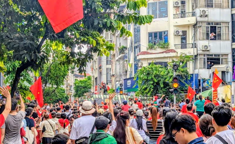Nhân dân vẫy chào những đoàn quân tham gia lễ diễu binh, diễu hành kỷ niệm 80 năm Quốc khánh. Ảnh: QL
